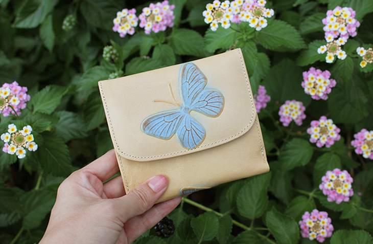 コンパクトな蝶の型押し二つ折り財布（牛革/日本製）｜革製品専門店レザーハウス