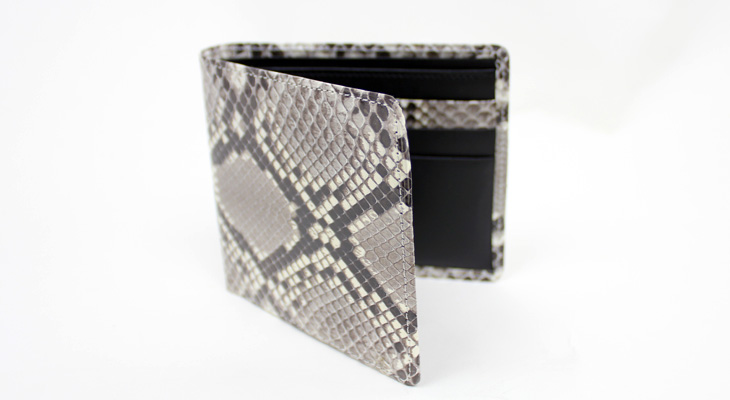 エナメル加工の品のある二つ折りパイソン財布（錦蛇革）